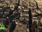 Prelet nad zničeným sýrskym mestom Homs