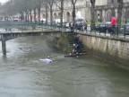 Zachráňte tú ženu v rieke! (Francúzsko)