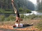 Akrobatická jóga v prírode (USA)