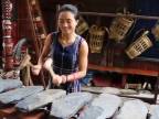 Šuhajda hrá na vietnamský litofón