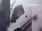 Muž si krátil čas v aute onanovaním (Belgicko)