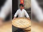 Čínsky pouličný pekár a jeho koláčiky