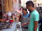 Turecký zmrzlinár skúša klientov zaujímavými trikmi