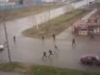 Šialená pouličná bitka s bejzbalkami (Rusko)