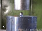 Hydraulický lis vs. guľôčka z ložiska, mince, matica