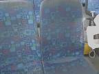 Čistenie špinavých sedačiek v autobuse