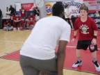 Basketbalista James Harden baví deti v tábore