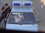 Zdrogovaná Irena v policajnom aute (Rusko)