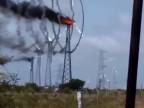 Dymové efekty horiacej veternej elektrárne (India)