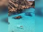 Číra voda na ostrove Caprera (Sardínia)