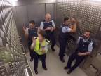 Nuda vo výťahu (Polícia Nový Zéland)