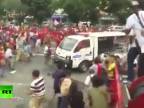Policajné auto vs. demonštranti (Filipíny)