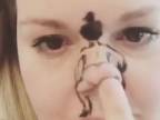 Dievčina twerkuje nosom