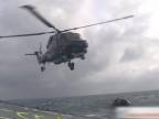 Náročné pristávanie s vrtuľníkom na vojenskej lodi