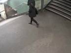 Zbabelý útok na mladú ženu v metre (Nemecko)