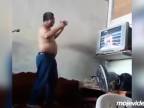 Keď otec pozerá Muay Thai