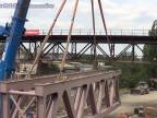 Plzeň - usazování konstrukce nového mostu