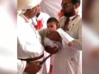 Dieťaťu rozrežú hlavu dýkou (moslimský ceremoniál)