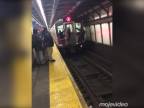 Takto sa cestuje, keď je metro plné! (New York)
