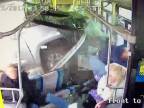 82-ročný dedo vrazil v rýchlosti do autobusu (USA)