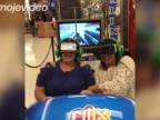Dve ženy si užívajú virtuálnu realitu (húsenkovú dráhu)