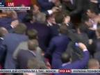 Ukrajina - poslanci se poprali v průběhu Jaceňukova vystoupen