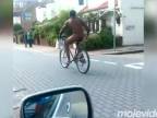 Prevesil reťaz cez rameno a sadol na bicykel!