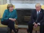 Trump ignoroval žiadosť o podanie ruky Merkelovej
