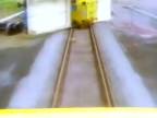 Vlak vs 50 tonovy zelezny blok