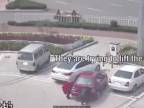 Nadvihnúť a potlačiť auto nepomohlo! (Čína)