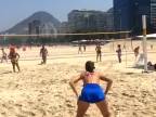 Ženy hrajú plážový nohejbal