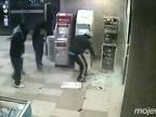 Profíci vykradli dva bankomaty za 70 sekúnd (Rusko)