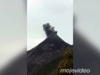 Výbuch sopky sprevádzaný bleskom (Indonézia)