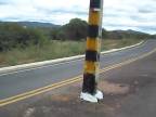 Telefónny stĺp v strede cesty (vitajte v Brazílii)