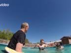 Plávanie v bazéne s pytónom (Kalifornia)