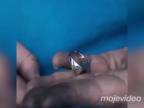 Ruský kutil vyrába snubný prsteň z matice