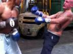 Boxerský zápas v práci ukončil tvrdý úder na pečienku