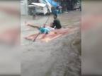 Pltníci z mesta Bombaj (zábavka počas záplav)
