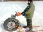 Ruský kutil si vyrobil motorovú lyžokolku