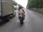 Na tejto motorke vás nikto neprehliadne! (Rusko)