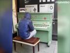 Keď si za starý klavír sadne profesionál (Manchester)