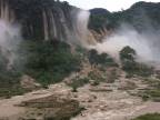 Za chatrčou im vznikol masívny vodopád! (Vietnam)