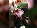 Indický chiropraktik (masáž kladivom)
