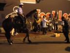 Hliadkovanie s koňom na pouličnom festivale (USA)