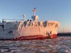 Do prístavu vplávala zamrznutá nákladná loď (USA)