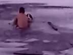 Záchrana psa, ktorý uviazol v zamrznutom jazere