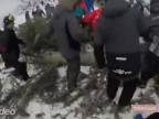 Chlapík na snowboarde nemal svoj deň (Rusko)