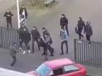 Študenti sa ozbrojeného muža nezľakli (Holandsko)
