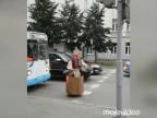 Baba Jaga nemá rada semafory (Rusko)