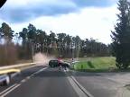 Opitý vodič zrazil cyklistku a chcel ujsť (Poľsko)
